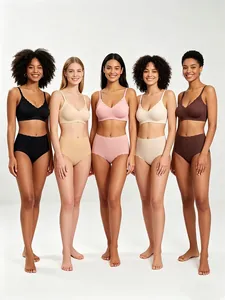 Dettaglio di cinque reggiseni senza cuciture e slip a vita alta in tonalità neutre