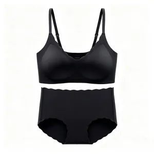 Dettaglio del set reggiseno nero senza cuciture con bordi ondulati e slip a vita alta