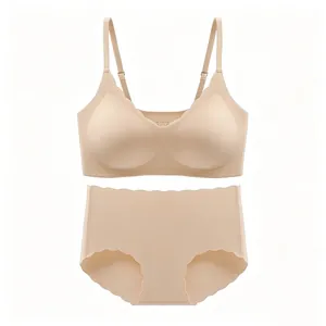 Set intimo beige senza cuciture con reggiseno senza ferretto e bordi tagliati al laser