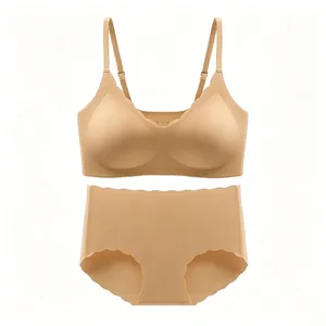 Dettaglio macro del set reggiseno beige senza cuciture con bordi a conchiglia