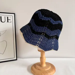 Sombrero de pescador de ganchillo hecho a mano con rayas onduladas en azul y negro