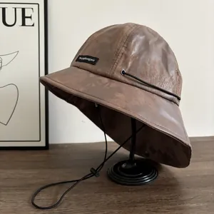 Dettaglio cappello alla pescatora vintage marrone in pelle PU con laccetto antivento