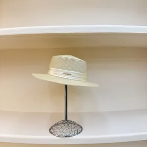 Sombrero de paja francés blanco crema con cinta de satén y placa dorada para la playa