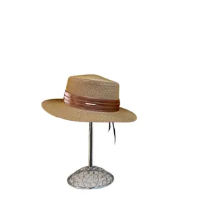 Sombrero de paja francés con banda de cuero y etiqueta dorada en soporte plateado