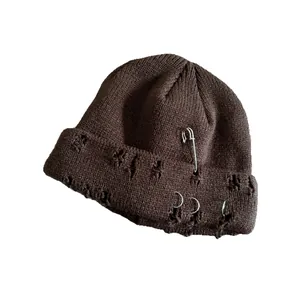 Berretto in maglia marrone scuro effetto consumato con anelli e spilla stile punk
