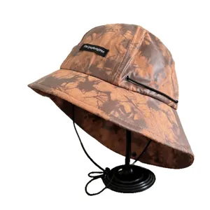 Cappello da pescatore tie-dye caramello con corda regolabile e etichetta laterale