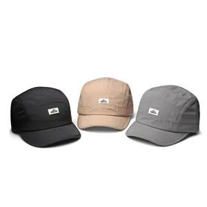 Cappellini 5-panel asciugatura rapida nero, beige e grigio con patch di montagna