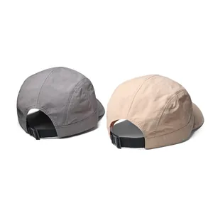 Vista posteriore di cappellini camper 5 panel con fibbia regolabile e cinturini in nylon