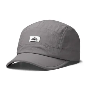 Cappellino da camping grigio scuro a 5 pannelli ad asciugatura rapida con toppa di montagna