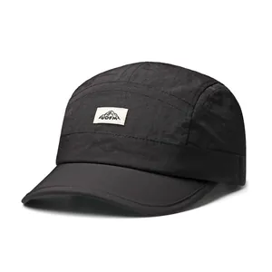 Dettaglio ravvicinato della toppa con logo UDFM su un cappellino a 5 pannelli nero sportivo