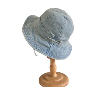 Ανοιχτό μπλε ντένιμ καπέλο κουβάς με φαρδύ γείσο και ρυθμιζόμενο κορδόνι για τον ήλιο