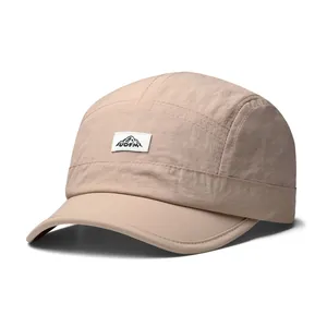 Cappellino camper beige a 5 pannelli traspirante con logo montagna e visiera corta
