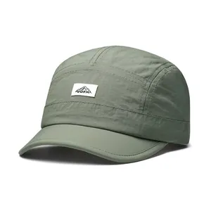 Dettaglio del tessuto in nylon ad asciugatura rapida e patch logo UDFM sul cappello a 5 pannelli