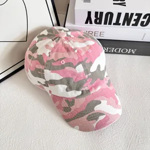 Détail de la casquette camouflage rose montrant la texture en toile et les coutures