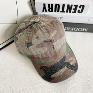 Détail d'une casquette camouflage avec texture en toile et coutures renforcées de plein air