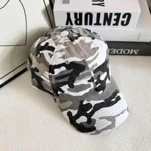 Vue détaillée d'une casquette de baseball camouflage avec visière incurvée