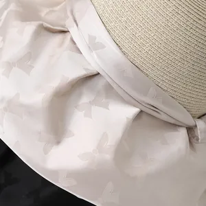 Dettaglio di un elegante cappello di paglia con fiocco delicato e trama intrecciata