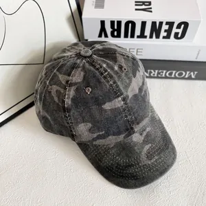 Détail de la casquette de baseball camouflage délavée sur une pile de livres