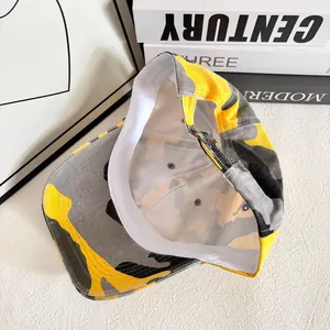 Détail intérieur de casquette camouflage avec bandeau blanc et boucle en métal réglable