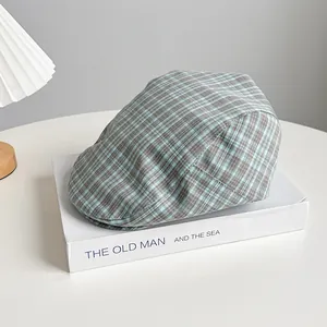Klassische Schiebermütze mit Karomuster in Hellblau und Braun für einen Retro-Look