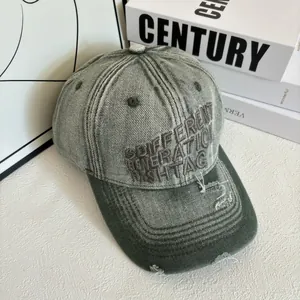 Détail de la casquette de baseball vert armée délavée avec broderie et bordure usée