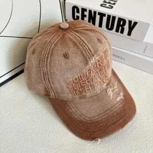 Détail d'une casquette vintage marron avec broderie 3D et visière à effet usé