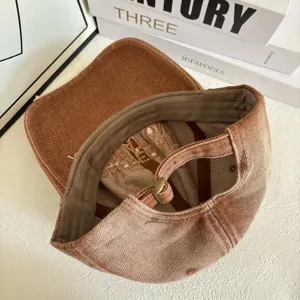 Détail montrant la bande de transpiration interne et la boucle en métal de la casquette rétro