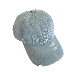 Casquette de baseball en jean bleu clair délavé avec texte brodé et détails usés
