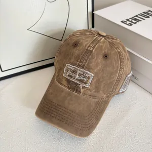 Dettaglio della trama denim lavato vintage e del ricamo su questo cappellino