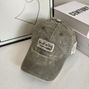 Vista dettagliata del cappello da baseball vintage verde militare con toppe dai bordi usurati