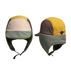 Cappello da aviatore invernale color-block con fodera in pile e paraorecchie da sci