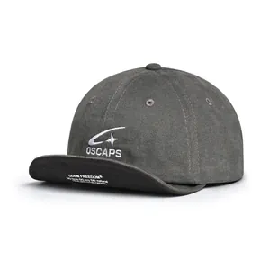 Dettaglio ravvicinato del cappellino vintage grigio lavato con ricamo OSCAPS e stampa sulla visiera