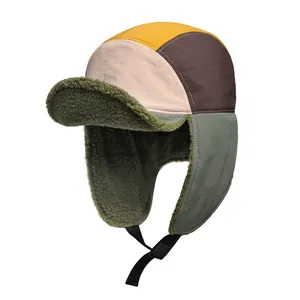 Dettaglio del cappello da aviatore patchwork colorato con fodera in pile verde caldo