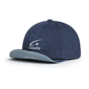 Dettaglio del cappellino blu navy in cotone con logo OSCAPS bianco ricamato e trama