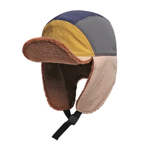 Cappello da aviatore invernale patchwork con paraorecchie e calda fodera in pelliccia sintetica