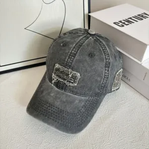 Berretto da baseball vintage in cotone grigio scuro lavato con toppe ed ricami usurati