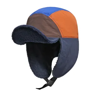 Dettaglio del cappello da aviatore invernale con calda fodera in pile e paraorecchie
