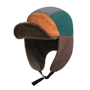 Dettaglio del cappello da aviatore color-block con calda fodera in ecopelliccia e antivento