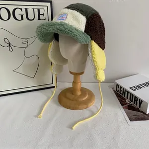 Gorro de aviador de colores en lana de cordero con orejeras y lazos amarillos