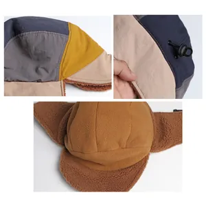 Dettaglio del cappello da aviatore color-block con fodera in pile e coulisse regolabili