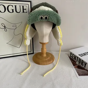 Detalle del gorro Lei Feng de lana de cordero con ojos de dibujos y orejeras