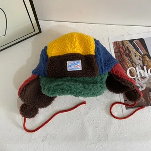 Detalle del gorro de aviador multicolor en lana de cordero con correas de amarre