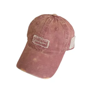 Berretto da baseball vintage in denim rosa lavato con dettagli usurati e toppe ricamate
