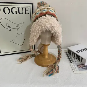 Détail du bonnet en maille kaki avec motif jacquard et doublure épaisse en peluche
