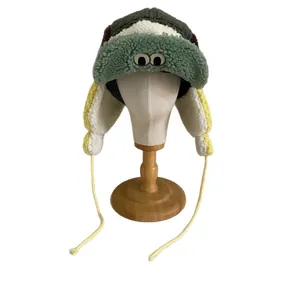 Gorro de aviador de felpa con ojos de dibujos animados y orejeras en diseño de retazos