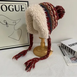 Bonnet tricoté rouge foncé avec motif jacquard, doublure polaire et cache-oreilles