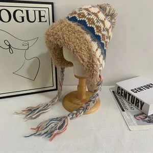 Vue détaillée du bonnet d'hiver avec motifs géométriques tricotés et doublure polaire
