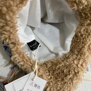 Vue macro détaillée de la doublure en peluche et de l'étiquette de ce bonnet en tricot