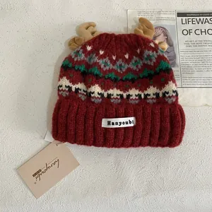 Gorro de punto Fair Isle rojo festivo con astas de reno para el calor y confort invernal