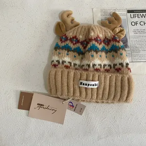 Gorro de punto Fair Isle con astas de reno y patrón bohemio en color beige